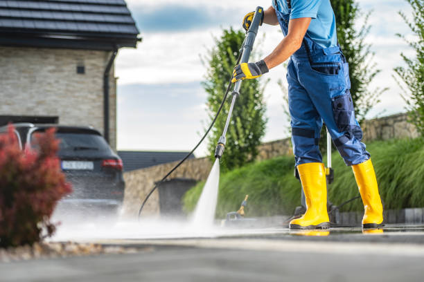 Best Pool Deck Cleaning  in Farngton, MI